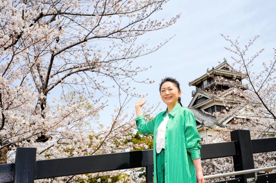 　熊本城の宇土櫓と桜をバックに春を感じる石川さゆり＝熊本県熊本市