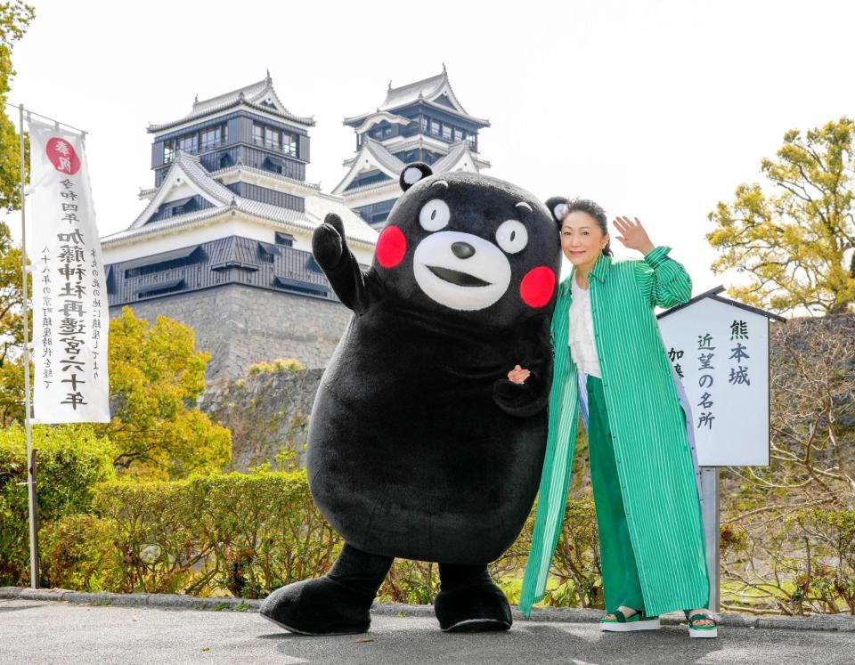 　熊本城を背にくまモンと笑顔を見せる石川さゆり