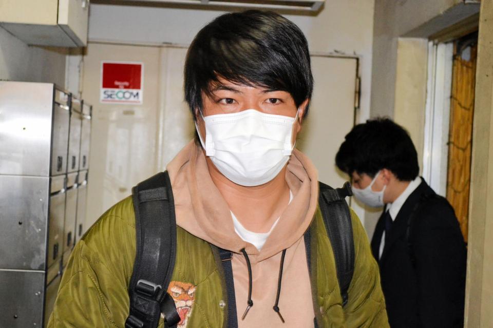 　京都・よしもと祇園花月の楽屋口で不倫について報道陣に謝罪した天竺鼠の瀬下豊