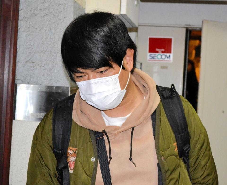 　京都・よしもと祇園花月の楽屋口で不倫について報道陣に謝罪した天竺鼠の瀬下豊