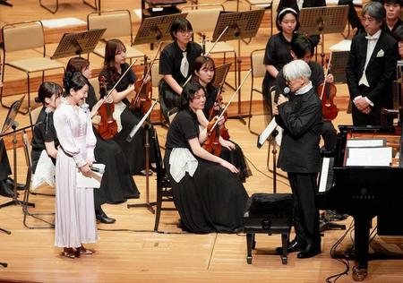 　吉永小百合（左）と話す坂本龍一＝東京・サントリーホール