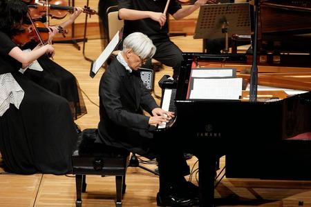 　ピアノを演奏する坂本龍一＝東京・サントリーホール