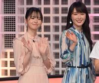 　笑顔で手を振る初代グランプリの飯沼愛（左）と高山一実＝ＴＭＣ（撮影・金田祐二）