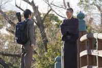 虚無蔵（松重豊・右）と再会した五十嵐（本郷奏多）