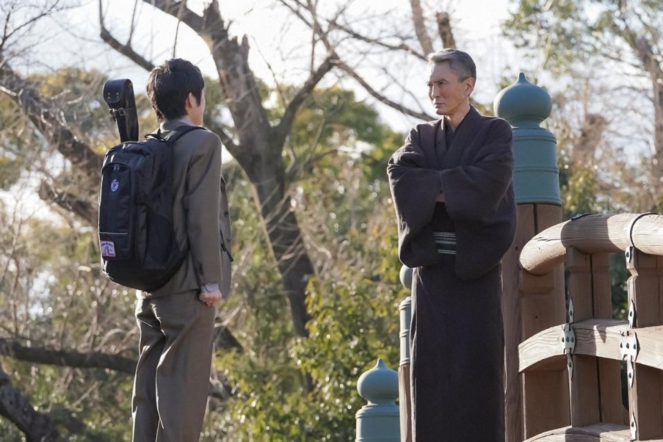 虚無蔵（松重豊・右）と再会した五十嵐（本郷奏多）