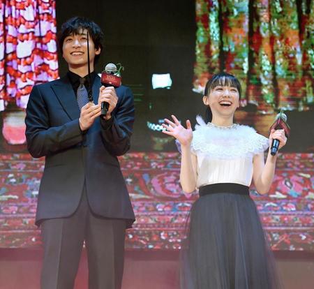 ファンナイトで笑顔を見せる小関裕太（左）と芦田愛菜（撮影・西岡正）