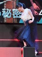 階段を上り、壇上に上がる芦田愛菜＝東京・六本木ヒルズアリーナ（撮影・西岡正）