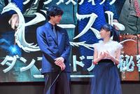 　小関裕太（左）とトークする芦田愛菜＝都内（撮影・西岡正）