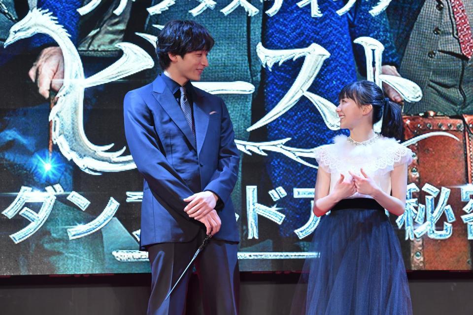 　小関裕太（左）とトークする芦田愛菜＝都内（撮影・西岡正）