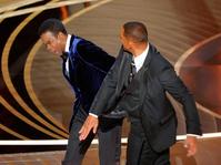 　米アカデミー賞発表・授賞式で、クリス・ロックを平手打ちするウィル・スミス（右）＝２７日、ハリウッド（ロイター＝共同）