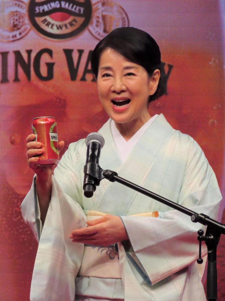 乾杯の音頭を取る吉永小百合＝都内