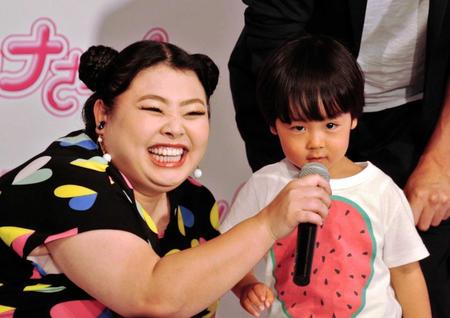 ドラマ「カンナさーん！」で渡辺直美（左）と共演した３歳時の川原瑛都（２０１７年撮影）