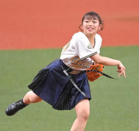 　始球式で投球するラストアイドル・岡村茉奈＝京セラドーム（撮影・高部洋祐）
