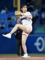 　始球式で華麗なフォームを披露する関水渚（撮影・佐藤厚）