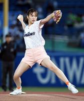 　始球式で華麗なフォームを披露する関水渚（撮影・佐藤厚）