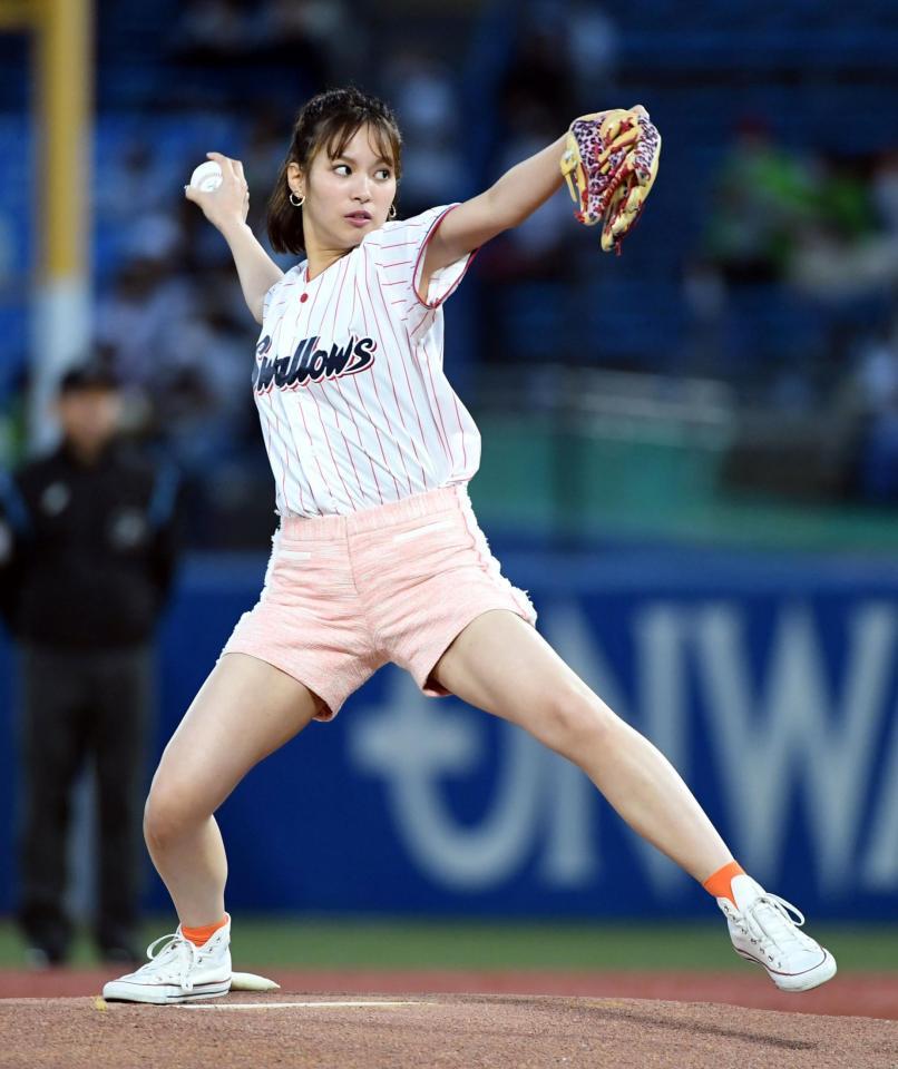 　始球式で華麗なフォームを披露する関水渚（撮影・佐藤厚）