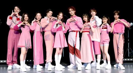 　「ラブワン」ポーズを決めるＯＮＥ　ＬＯＶＥ　ＯＮＥ　ＨＥＡＲＴの（左から）相原一心、イーチ、藤咲碧羽、久昌歩夢、佐々木杏莉、咲太朗、飯塚瑠乃、笹原遼雅、矢嶋由菜、洸瑛＝東京・渋谷ストリームホール（撮影・佐々木彰尚）