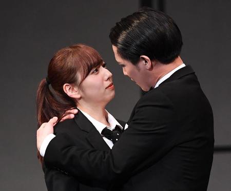 　味方良介（右）と見つめ合う新内眞衣＝都内（撮影・園田高夫）