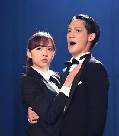 　味方良介（右）と熱演する新内眞衣＝都内（撮影・園田高夫）