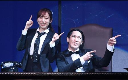 　コミカルなシーンを熱演する新内眞衣（左）と味方良介＝都内（撮影・園田高夫）