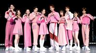 　「ラブワン」ポーズを決めるＯＮＥ　ＬＯＶＥ　ＯＮＥ　ＨＥＡＲＴの（左から）相原一心、イーチ、藤咲碧羽、久昌歩夢、佐々木杏莉、咲太朗、飯塚瑠乃、笹原遼雅、矢嶋由菜、洸瑛＝東京・渋谷ストリームホール（撮影・佐々木彰尚）