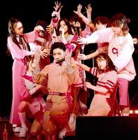 　華麗なパフォーマンスを披露するＯＮＥ　ＬＯＶＥ　ＯＮＥ　ＨＥＡＲＴ