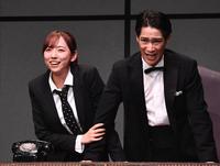 　味方良介（右）と熱演する新内眞衣＝都内（撮影・園田高夫）