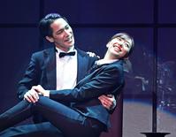 　味方良介（左）と熱演する新内眞衣＝都内（撮影・園田高夫）