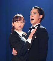 　味方良介（右）と熱演する新内眞衣＝都内（撮影・園田高夫）