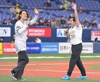 　始球式に登場する霜降り明星の粗品（左）とせいや（撮影・高部洋祐）