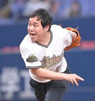 　始球式を務める霜降り明星のせいや（撮影・高部洋祐）