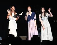 　イベントの司会で登場した（左から）池田美優、藤田ニコル、越智ゆらの＝都内（撮影・高石航平）