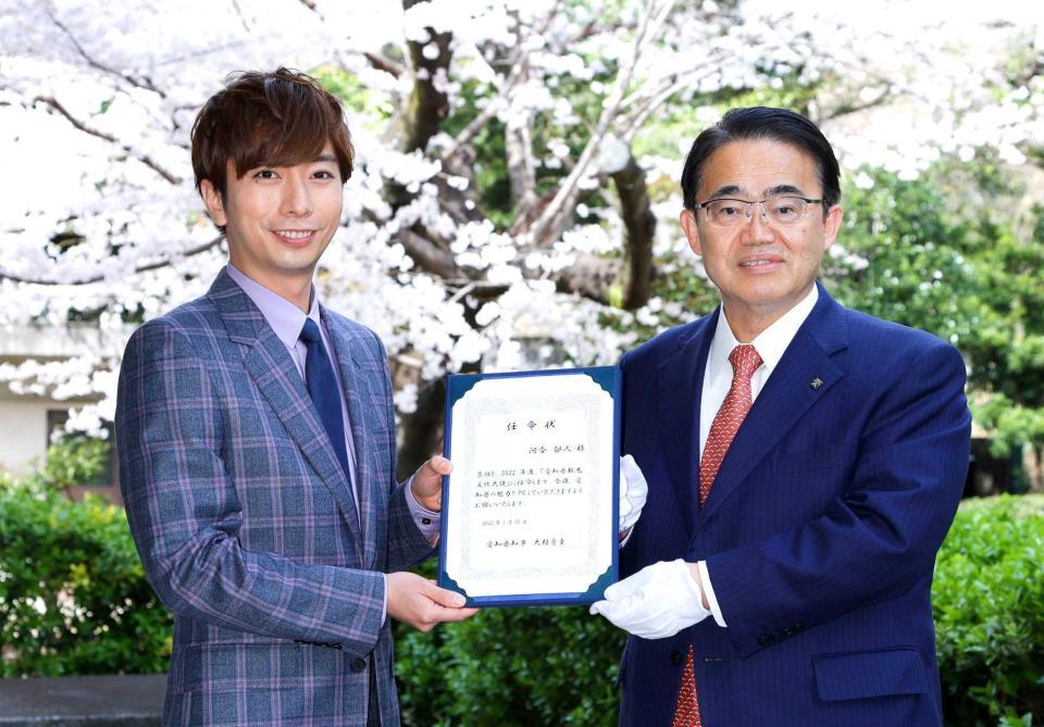 　大村秀章愛知県知事（右）から任命状を手渡され笑顔を見せる河合郁人＝名古屋市の愛知県公館