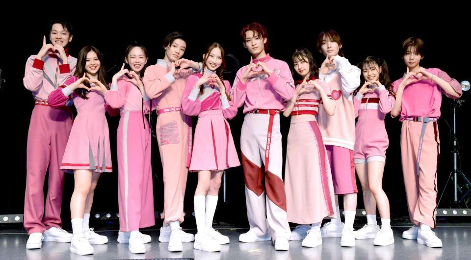 　「ラブワン」ポーズを決めるＯＮＥ　ＬＯＶＥ　ＯＮＥ　ＨＥＡＲＴの（左から）相原一心、イーチ、藤咲碧羽、久昌歩夢、佐々木杏莉、咲太朗、飯塚瑠乃、笹原遼雅、矢嶋由菜、洸瑛＝東京・渋谷ストリームホール（撮影・佐々木彰尚）