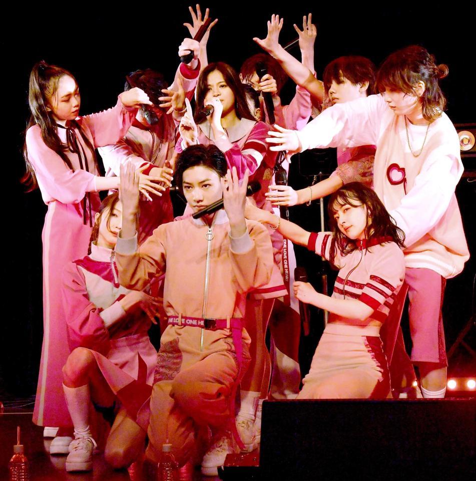 　華麗なパフォーマンスを披露するＯＮＥ　ＬＯＶＥ　ＯＮＥ　ＨＥＡＲＴ