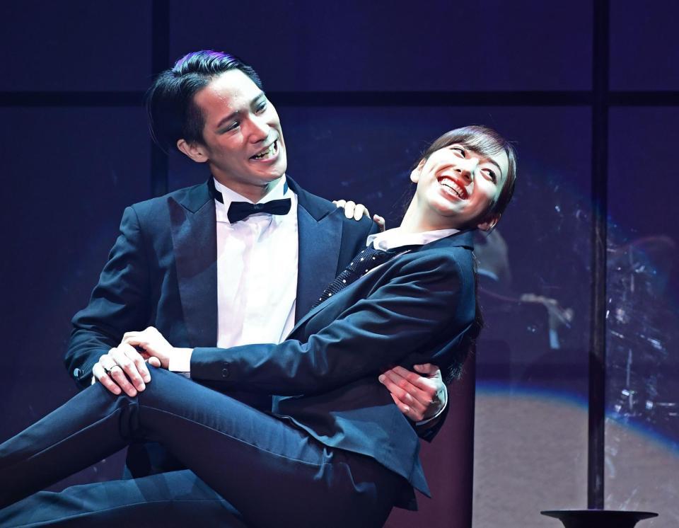 　味方良介（左）と熱演する新内眞衣＝都内（撮影・園田高夫）