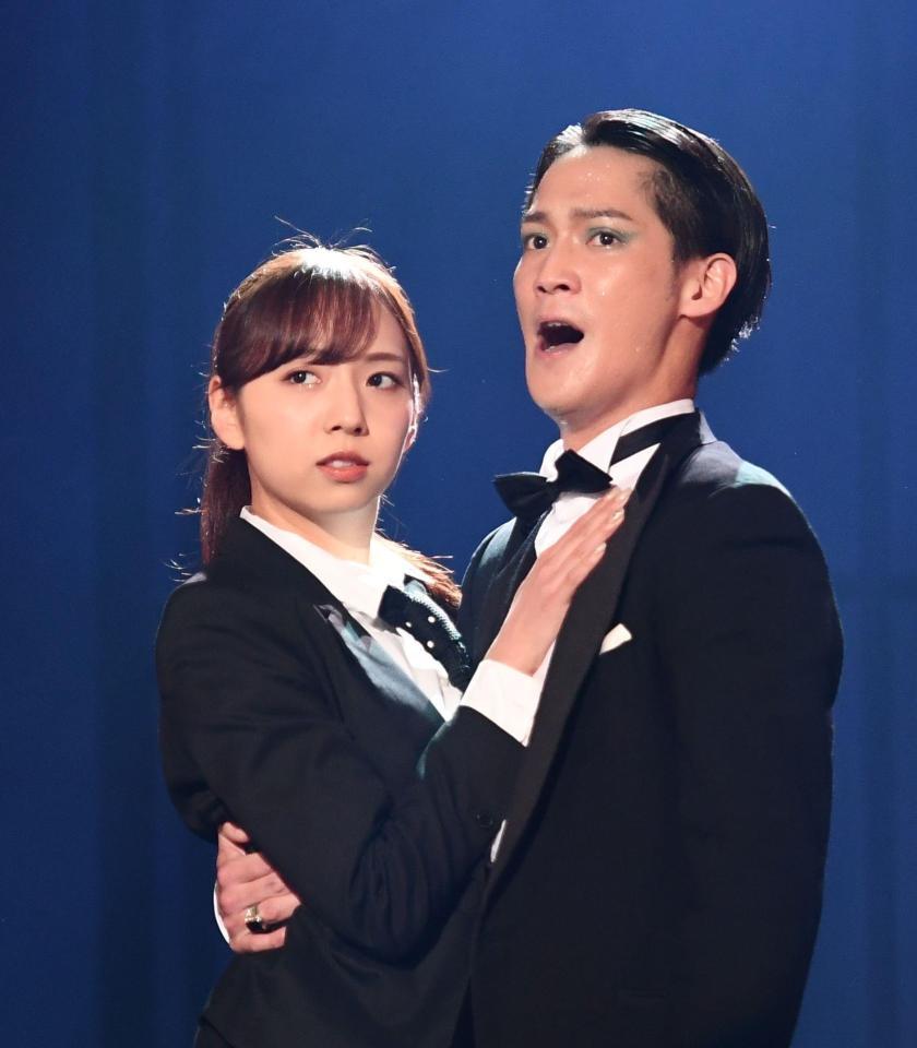 　味方良介（右）と熱演する新内眞衣＝都内（撮影・園田高夫）