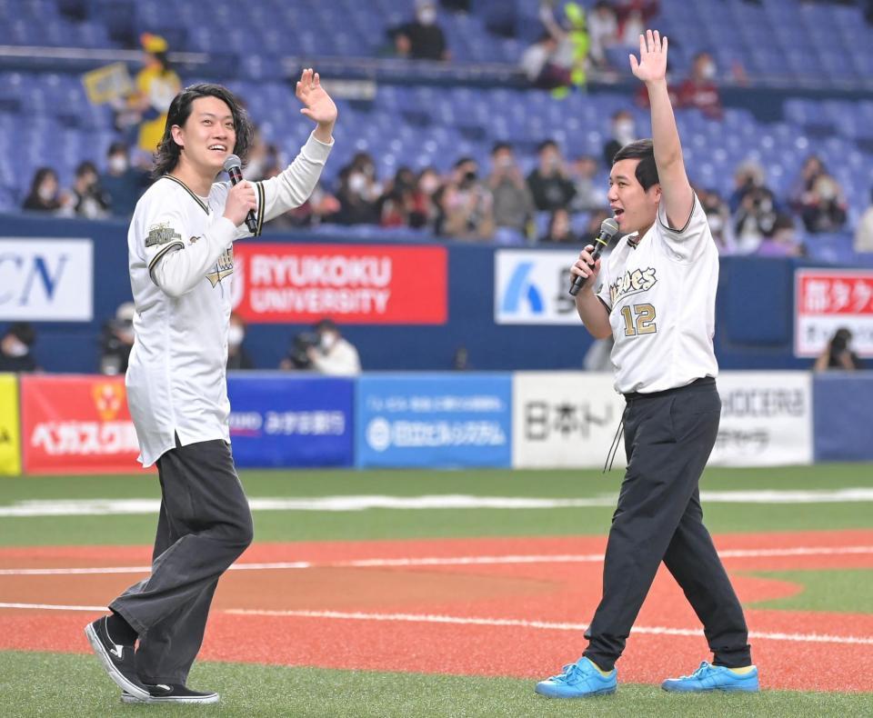 　始球式に登場する霜降り明星の粗品（左）とせいや（撮影・高部洋祐）