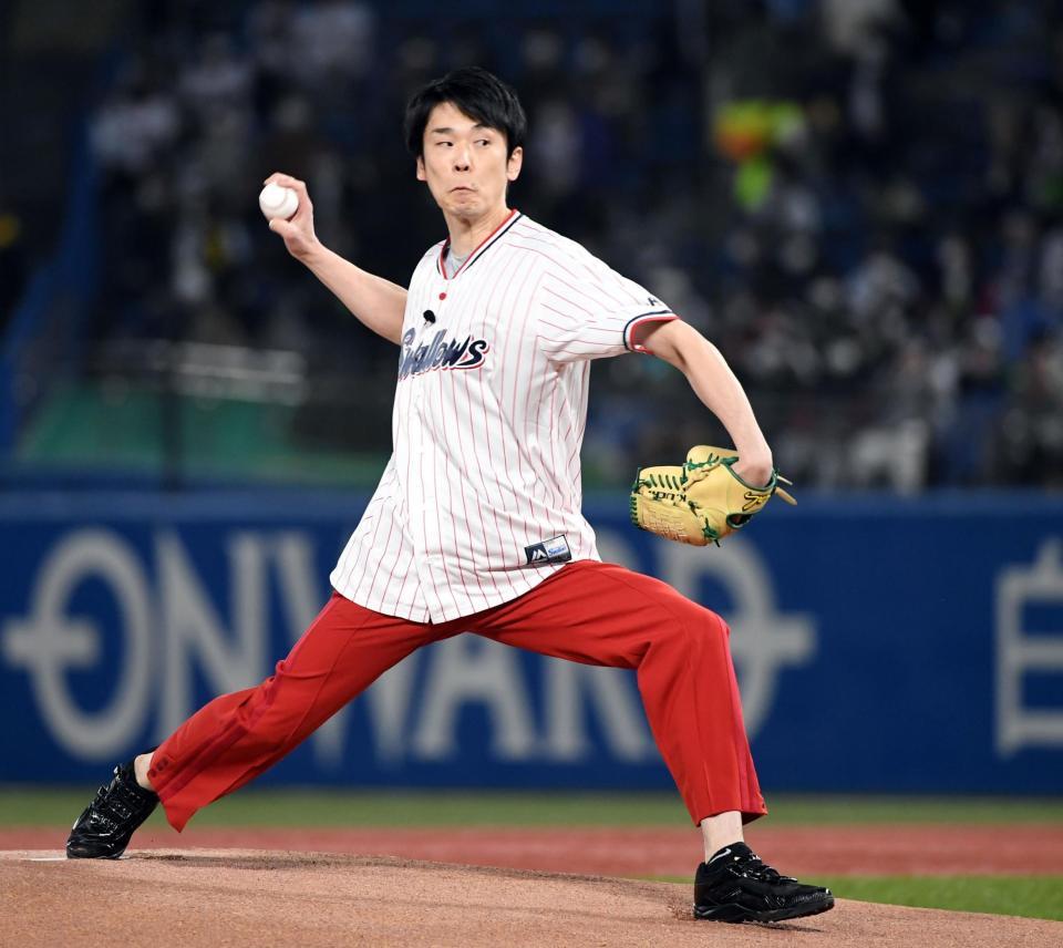 　始球式で剛速球を投げ込むかまいたち濱家（撮影・佐藤厚）