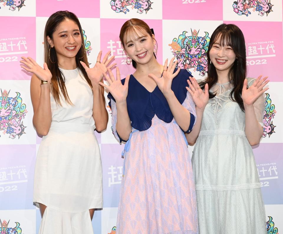 　イベントの司会で登場した（左から）池田美優、藤田ニコル、越智ゆらの＝都内（撮影・高石航平）