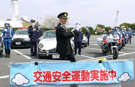 　神奈川県警山手署の一日警察署長として交通安全を呼び掛ける横山剣
