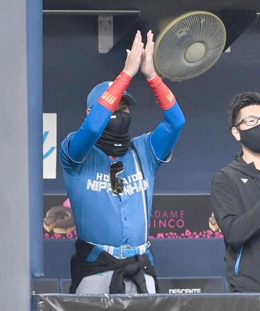 たむらけんじの投球を手を叩いて見守る新庄ビッグボス（撮影・飯室逸平）