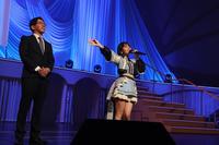 卒業コンサートのステージに立つ大場美奈（左は野間口徹）＝（Ｃ）２０２２Ｚｅｓｔ，Ｉｎｃ．／ＡＥＩ