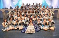 メンバーと記念撮影に臨む大場美奈（中央）＝（Ｃ）２０２２Ｚｅｓｔ，Ｉｎｃ．／ＡＥＩ