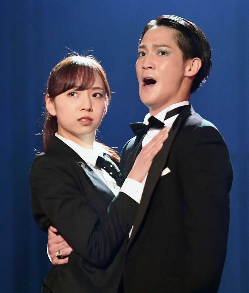 　味方良介（右）と熱演する新内眞衣