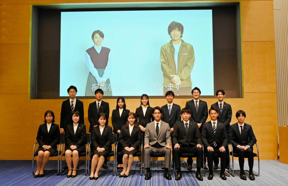 テレビ朝日の入社式にビデオメッセージで登場した木村拓哉（右）