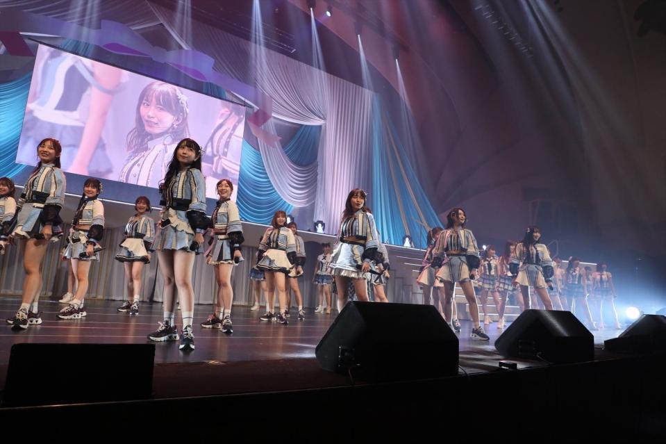 卒業コンサートのステージに立つ大場美奈（中央）＝（Ｃ）２０２２Ｚｅｓｔ，Ｉｎｃ．／ＡＥＩ