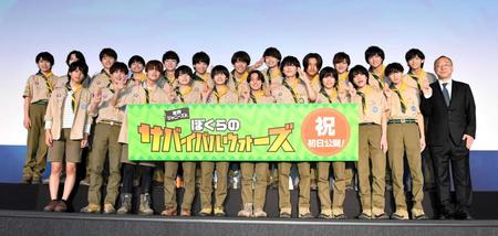 　初日舞台あいさつに登場したＬｉｌ　かんさい、少年忍者のメンバーと川村泰祐監督（前列右端）＝撮影・佐々木彰尚