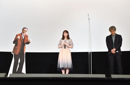 　宝田明さんに向かって黙とうをささげる乃木坂４６・岩本蓮加（中央）と三宅伸行監督（右）＝撮影・西岡正