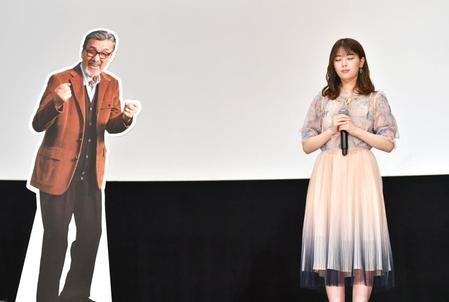 　宝田明さんに向かって黙とうをささげる乃木坂４６・岩本蓮加（右）＝撮影・西岡正